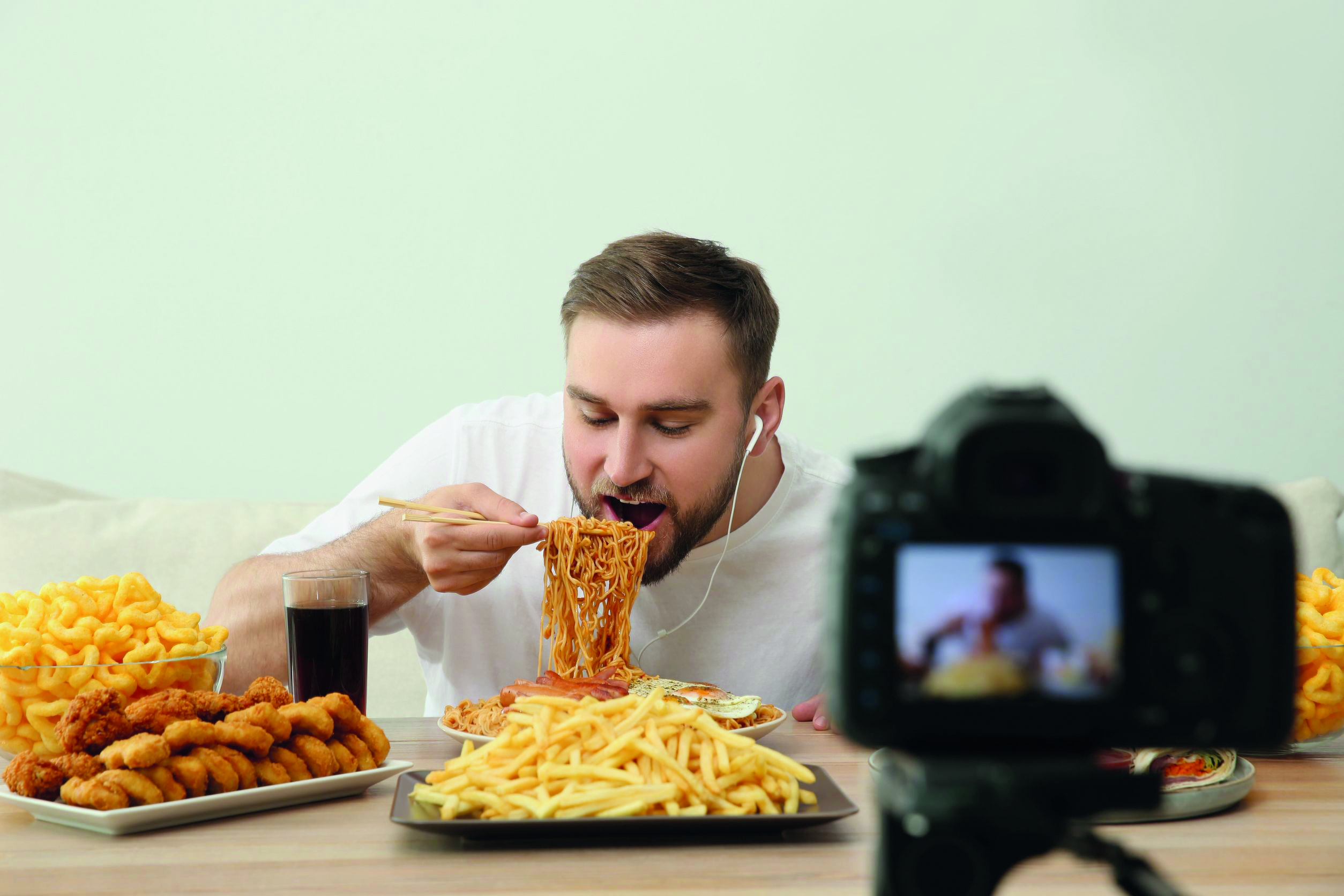 Yemek videoları kontrolsüz yemeye sebep oluyor